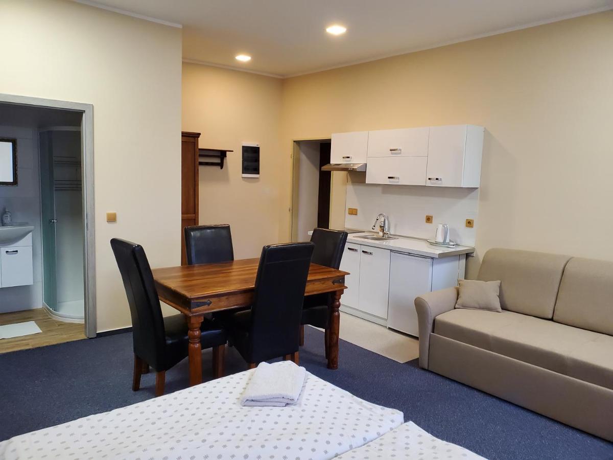 Hotel Koruna Penzion Teplice nad Metují Kültér fotó
